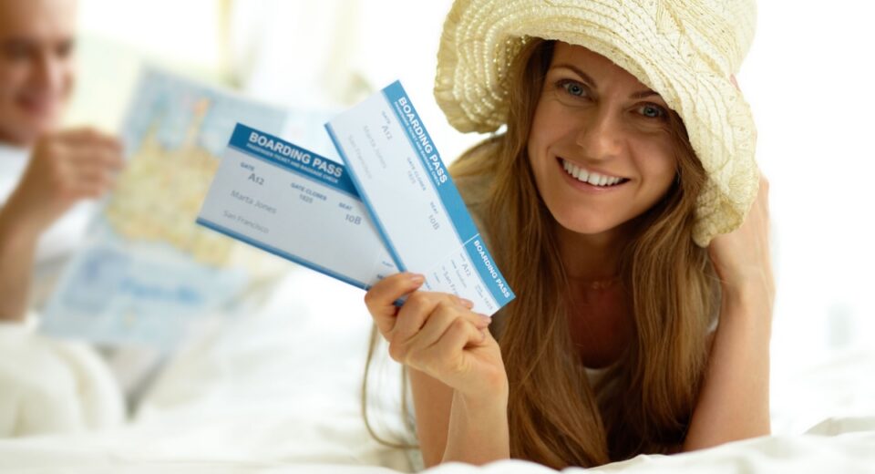 Tüdruk odavate lennupiletitega